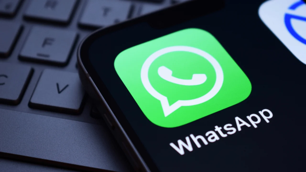 WhatsApp ve ChatGPT gibi chatbot'ların kullanımını yasaklama kararı alındı.